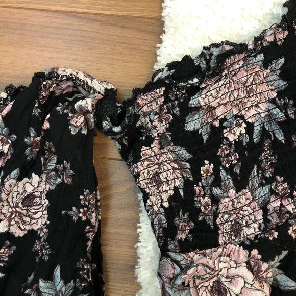 Romantic & Boho - Off the shoulder floral top ✨ - Picture 2 of 5